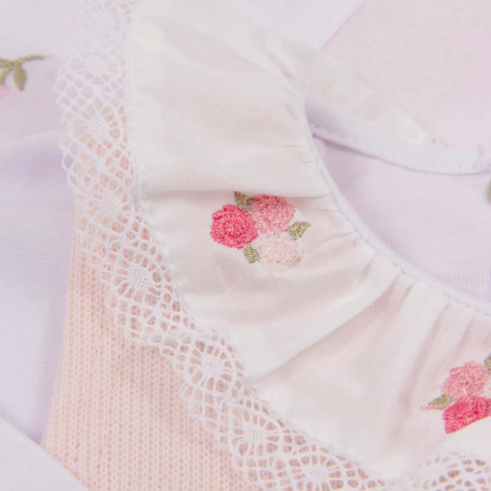 saída maternidade flores rosa claro com macacão de tricot, gola babado e detalhes de flores cor-de-rosa