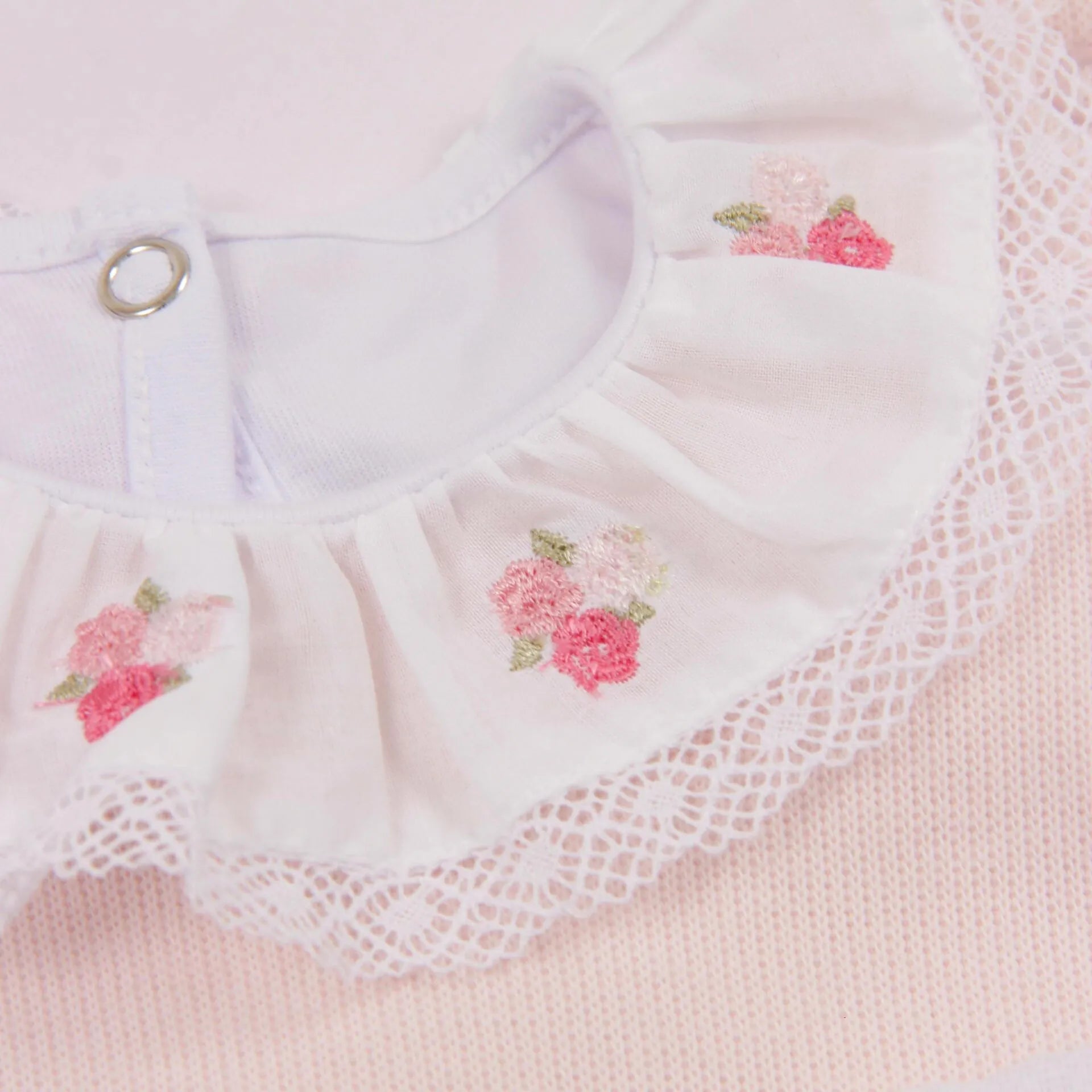 saída maternidade flores rosa claro com macacão de tricot, gola babado e detalhes de flores cor-de-rosa