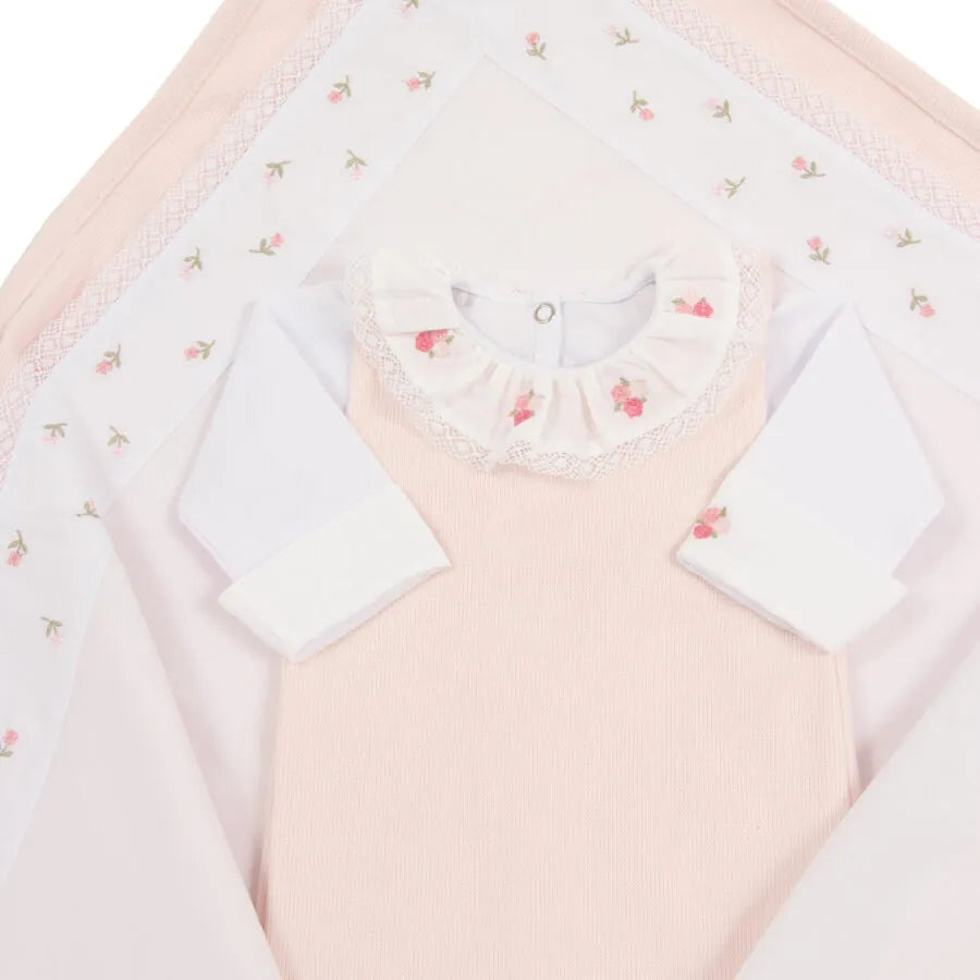 saída maternidade flores rosa claro com macacão de tricot, gola babado e detalhes de flores cor-de-rosa