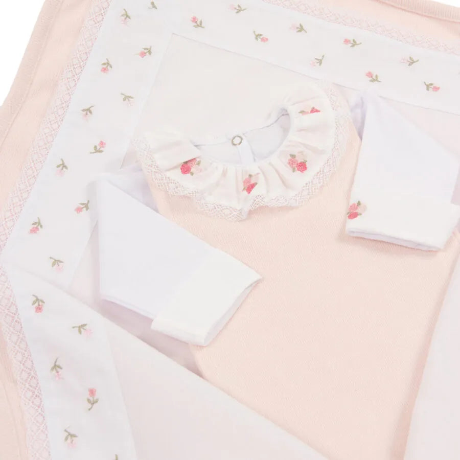 saída maternidade flores rosa claro com macacão de tricot, gola babado e detalhes de flores cor-de-rosa