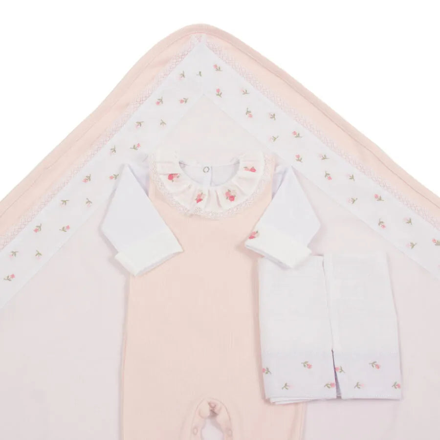 saída maternidade flores rosa claro com macacão de tricot, gola babado e detalhes de flores cor-de-rosa