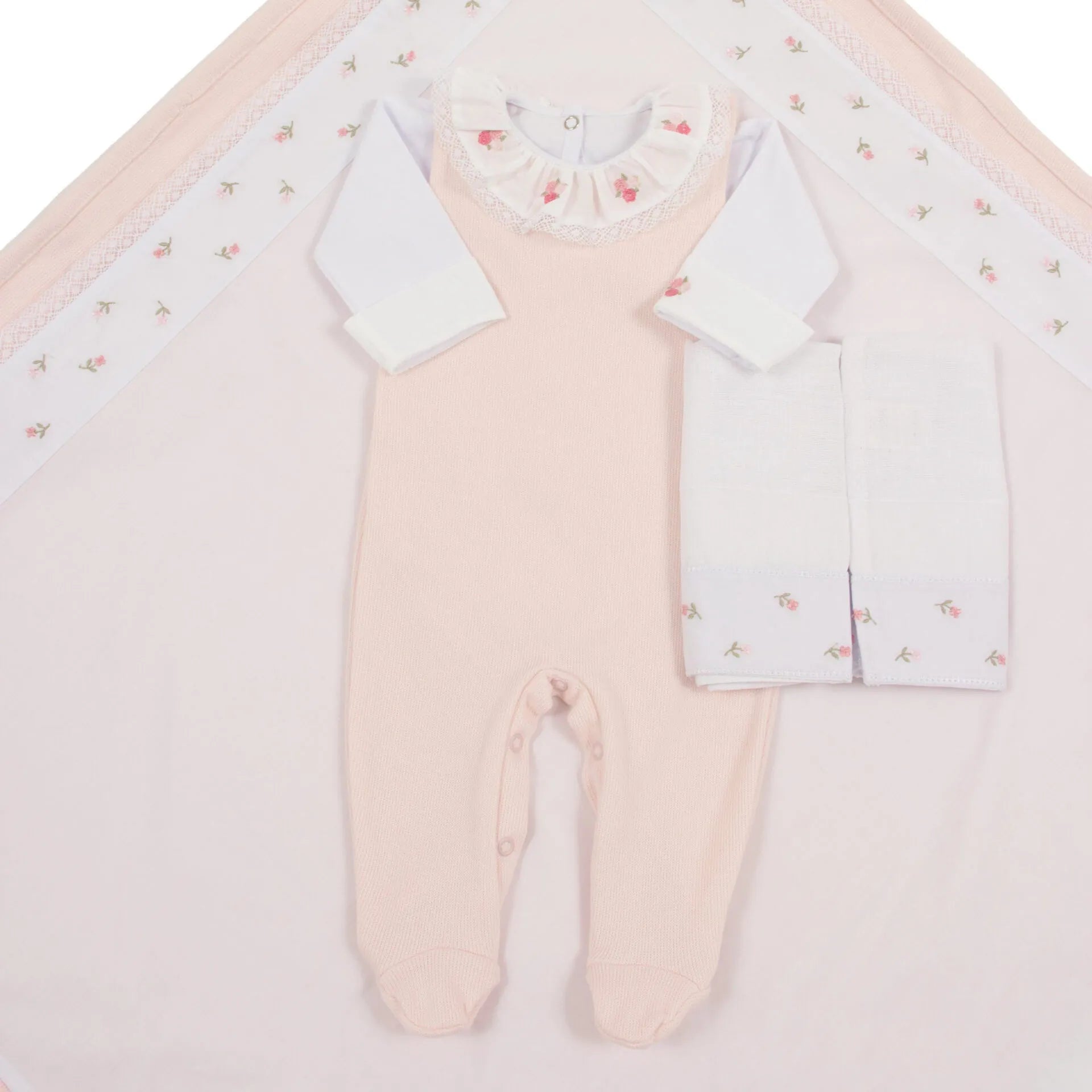 saída maternidade flores rosa claro com macacão de tricot, gola babado e detalhes de flores cor-de-rosa