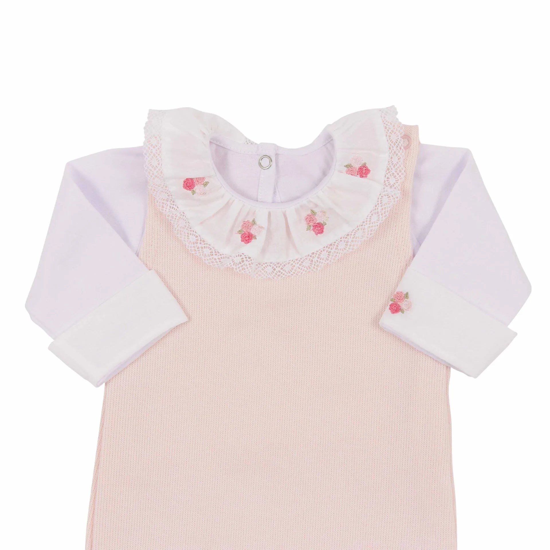 saída maternidade flores rosa claro com macacão de tricot, gola babado e detalhes de flores cor-de-rosa