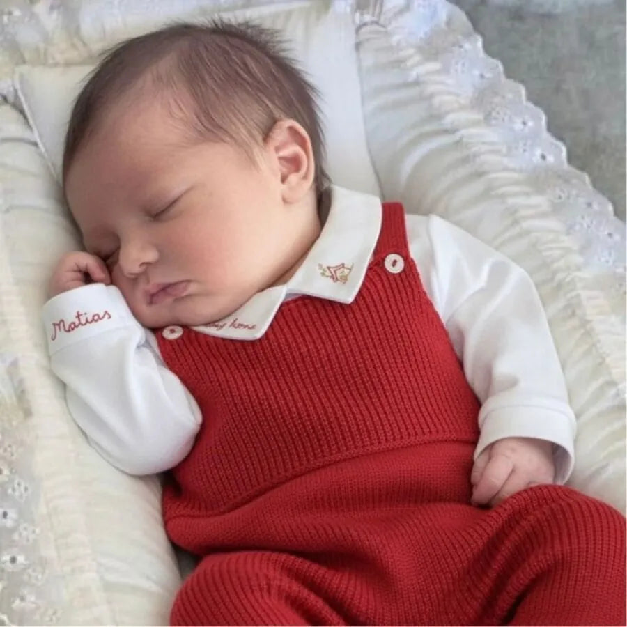 saída maternidade going home, jardineira de tricot vermelha e body branco com gola personalizada matias