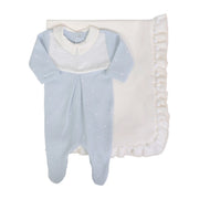 Saída Maternidade Heitor azul bebê: macacão azul com poás brancos e gola branca, acompanhado de manta off-white com babados