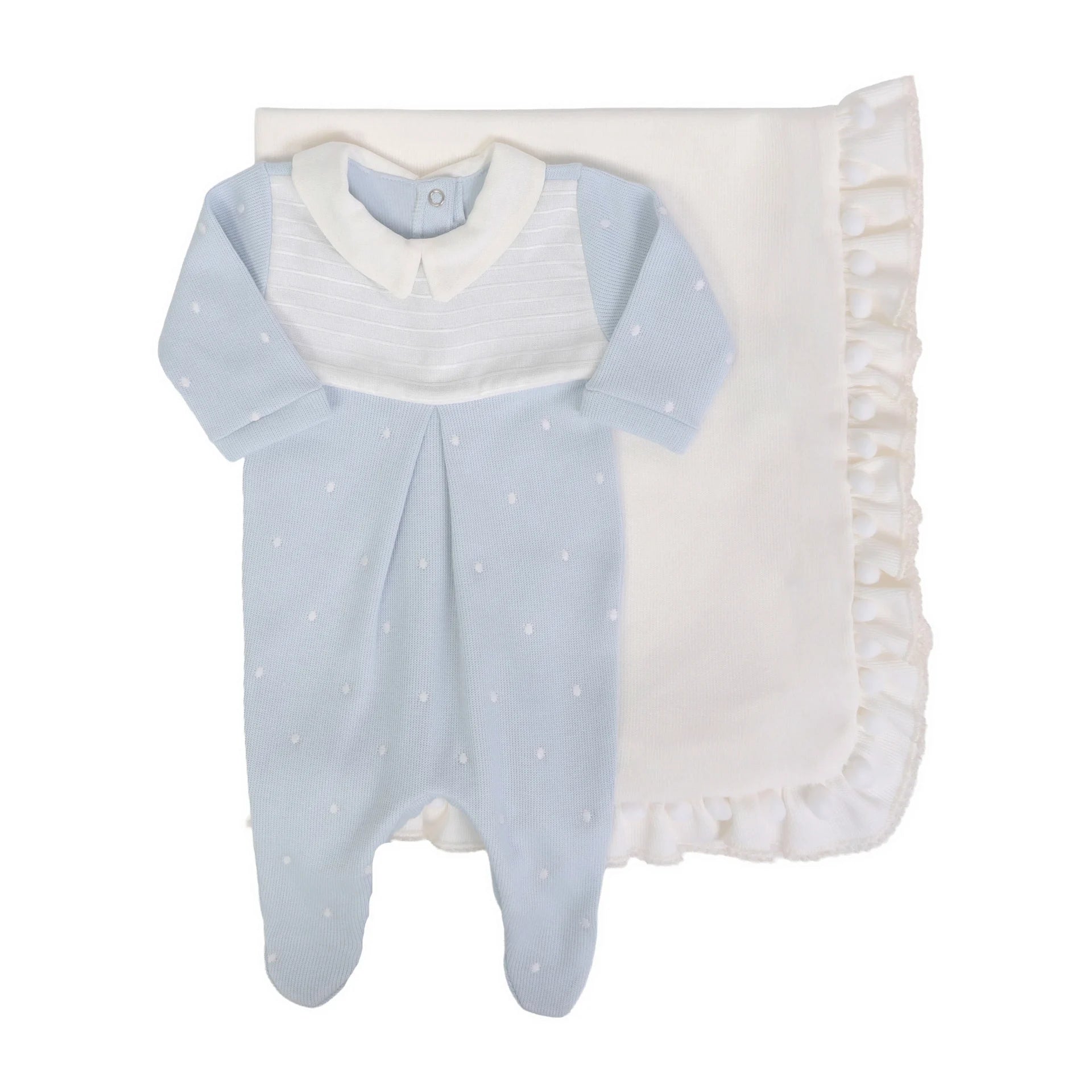 Saída Maternidade Heitor azul bebê: macacão azul com poás brancos e gola branca, acompanhado de manta off-white com babados