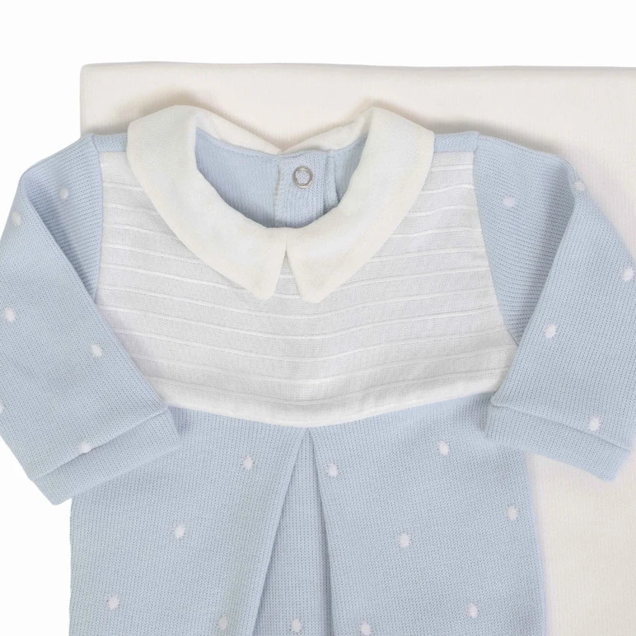 Close do macacão azul bebê com pala branca e gola em tecido branco, conjunto Saída Maternidade Heitor