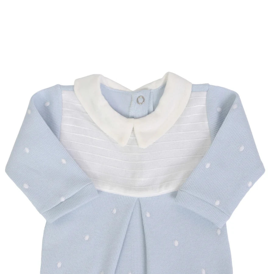 Detalhe da gola e pala do macacão azul bebê, mostrando o acabamento delicado e sofisticado