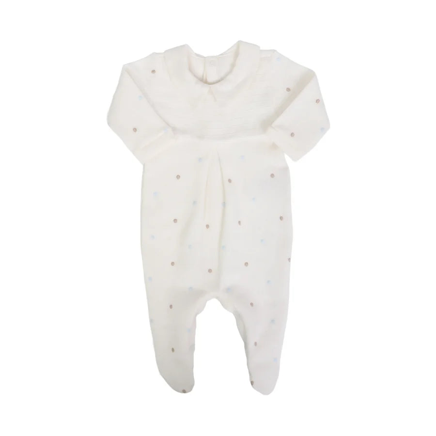 Macacão off-white com poás em azul claro e bege, gola clássica e pala canelada, peça principal da Saída Maternidade Heitor