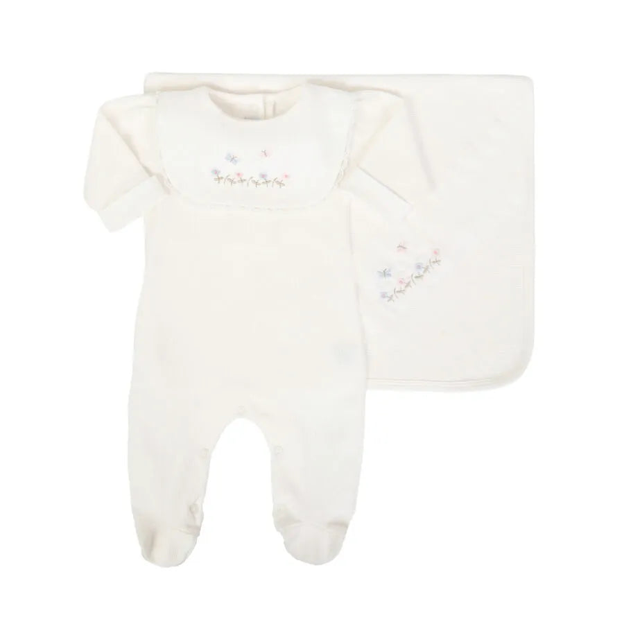 saída maternidade jardim off-white composta por macacão e manta com bordados florais e borboletas em tons suaves