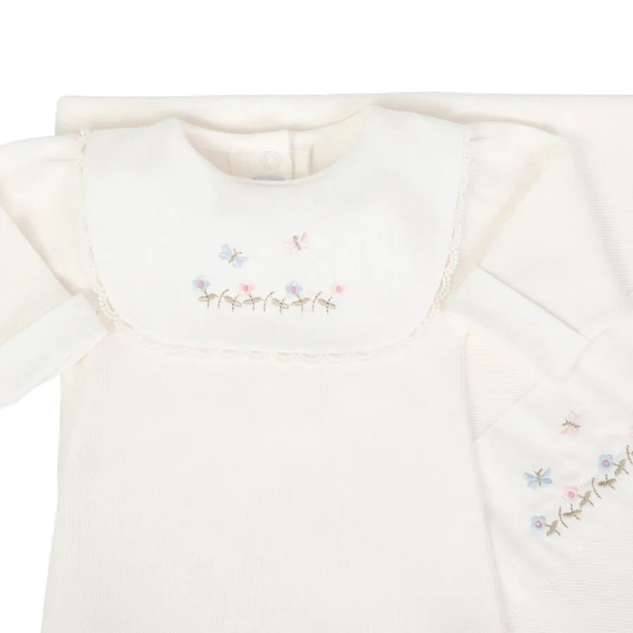 detalhe do macacão saída maternidade jardim off-white com bordados de flores e borboletas no peitinho com renda sutil
