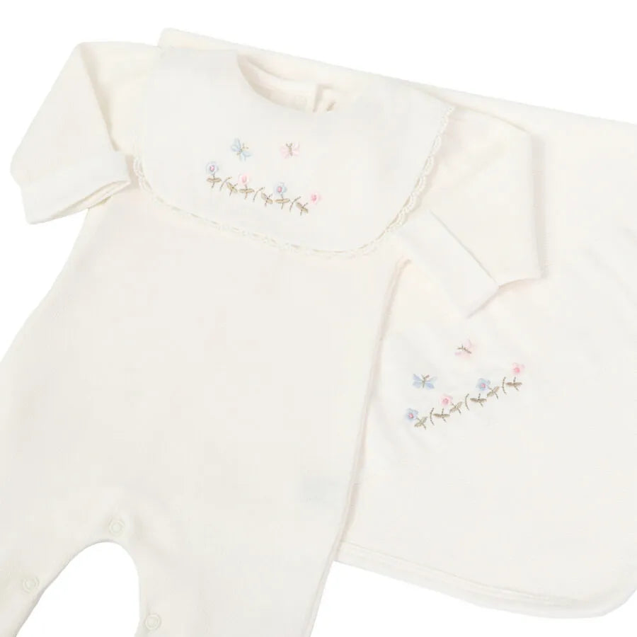 conjunto saída maternidade jardim off-white com macacão e manta, ambos com bordados florais delicados