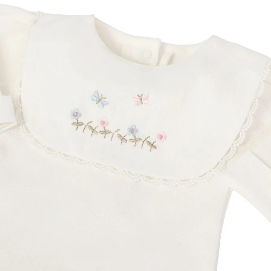 detalhe do bordado do macacão saída maternidade jardim off-white com flores pequenas e borboletas coloridas