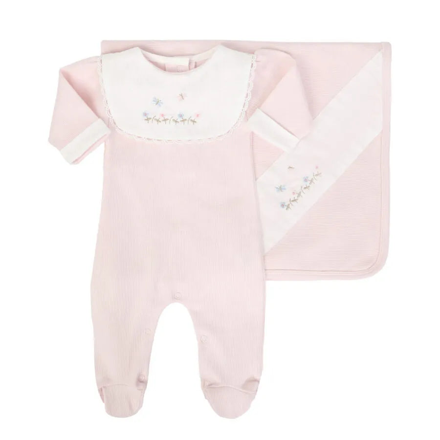 saída maternidade jardim rosa bebê composta por macacão e manta com bordados florais e borboletas em tons suaves