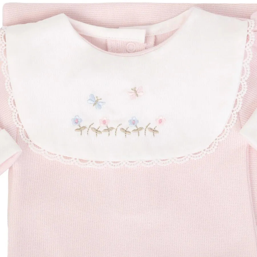 detalhe do peitinho do macacão saída maternidade jardim rosa bebê com renda fina e bordado floral delicado