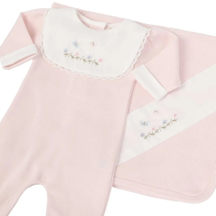 conjunto saída maternidade jardim rosa bebê com macacão e manta, ambos com bordados de flores e borboletas