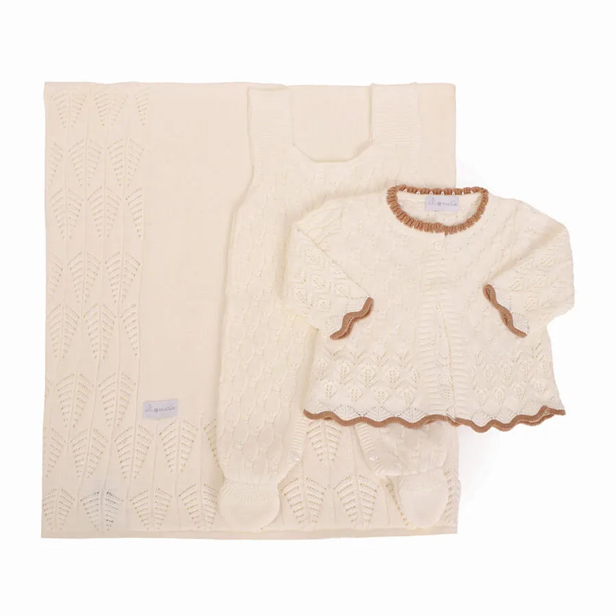 saída maternidade julieta offwhite com macacão, casaquinho rendado e manta de tricot, detalhes em caramelo