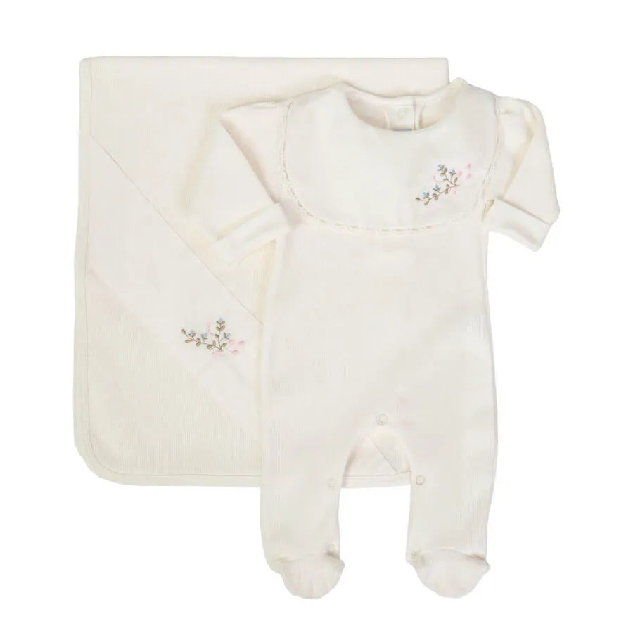 saída maternidade laura off-white com macacão e manta de tricot, pala bordada com flores delicadas e sutis