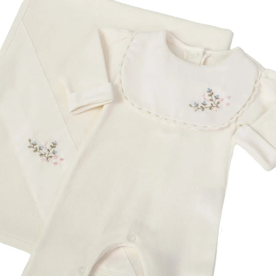 saída maternidade laura off-white com macacão e manta de tricot, pala bordada com flores delicadas e sutis