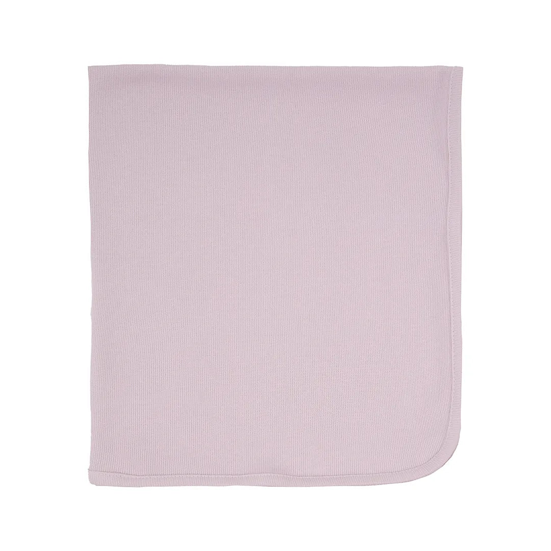 saída maternidade lavanda em algodão canelado lilás, com bordado floral no peito, gola branca delicada e manta combinando
