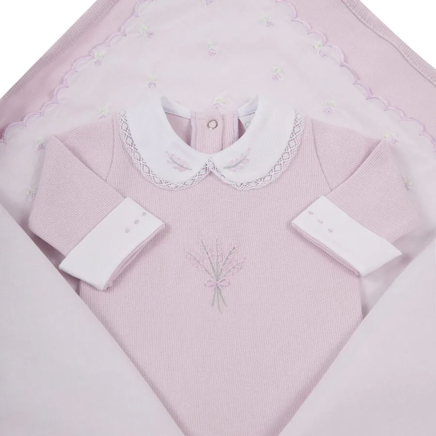 saída maternidade lavanda em algodão canelado lilás, com bordado floral no peito, gola branca delicada e manta combinando