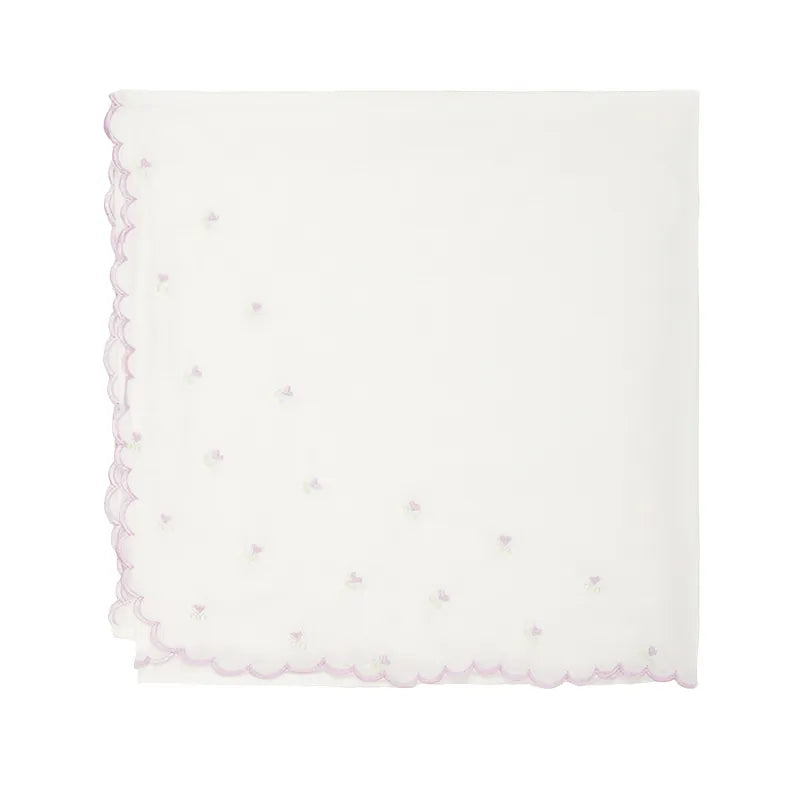 saída maternidade lavanda em algodão canelado lilás, com bordado floral no peito, gola branca delicada e manta combinando
