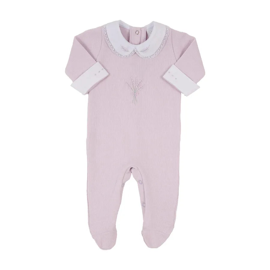 saída maternidade lavanda em algodão canelado lilás, com bordado floral no peito, gola branca delicada e manta combinando