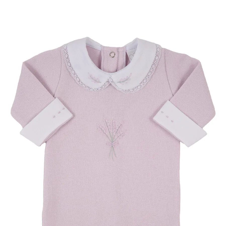 saída maternidade lavanda em algodão canelado lilás, com bordado floral no peito, gola branca delicada e manta combinando