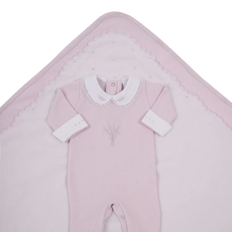 saída maternidade lavanda em algodão canelado lilás, com bordado floral no peito, gola branca delicada e manta combinando