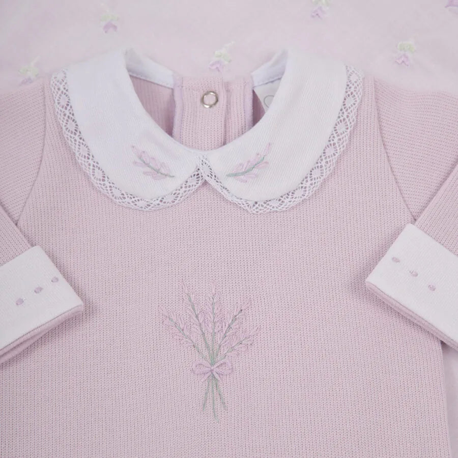 saída maternidade lavanda em algodão canelado lilás, com bordado floral no peito, gola branca delicada e manta combinando