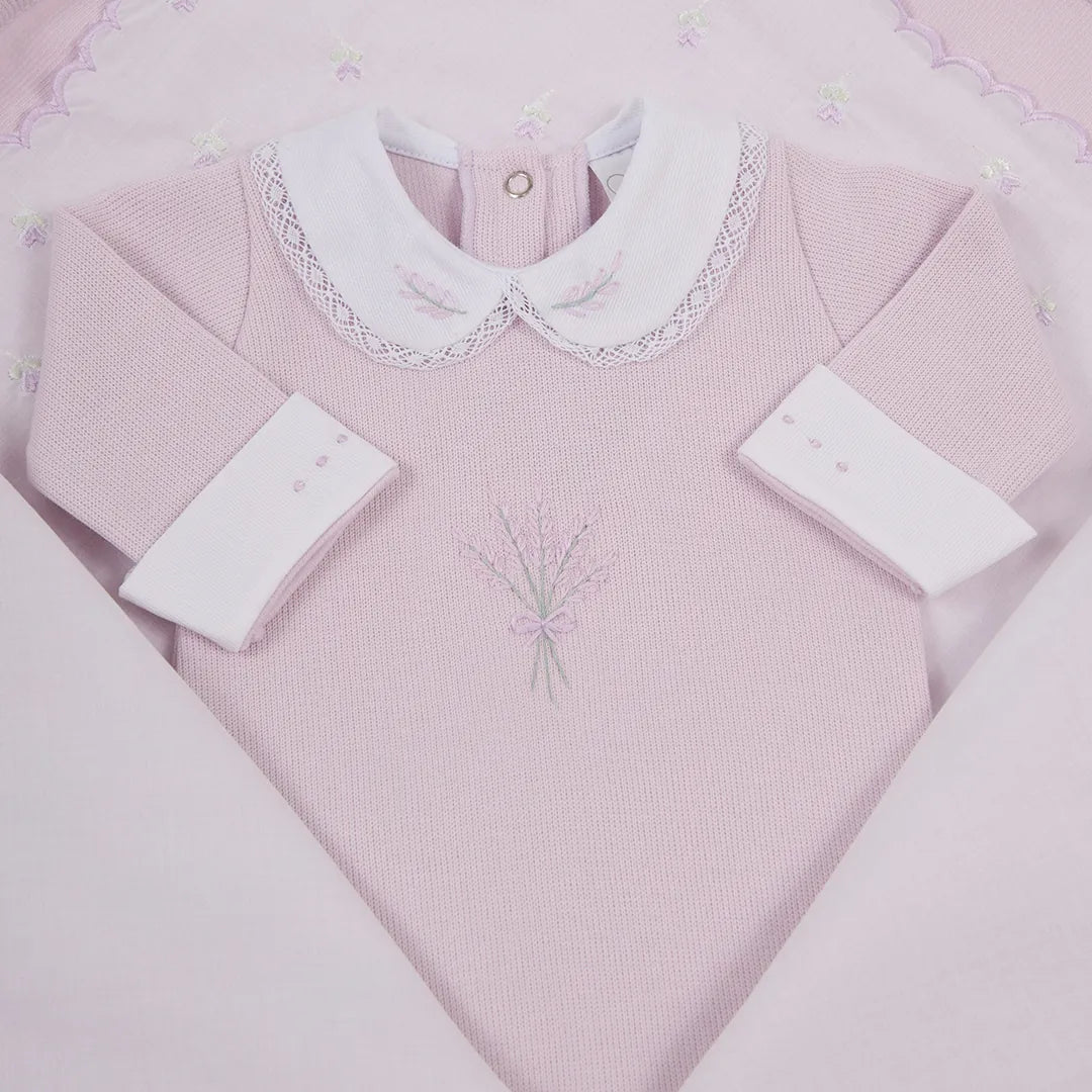 saída maternidade lavanda em algodão canelado lilás, com bordado floral no peito, gola branca delicada e manta combinando