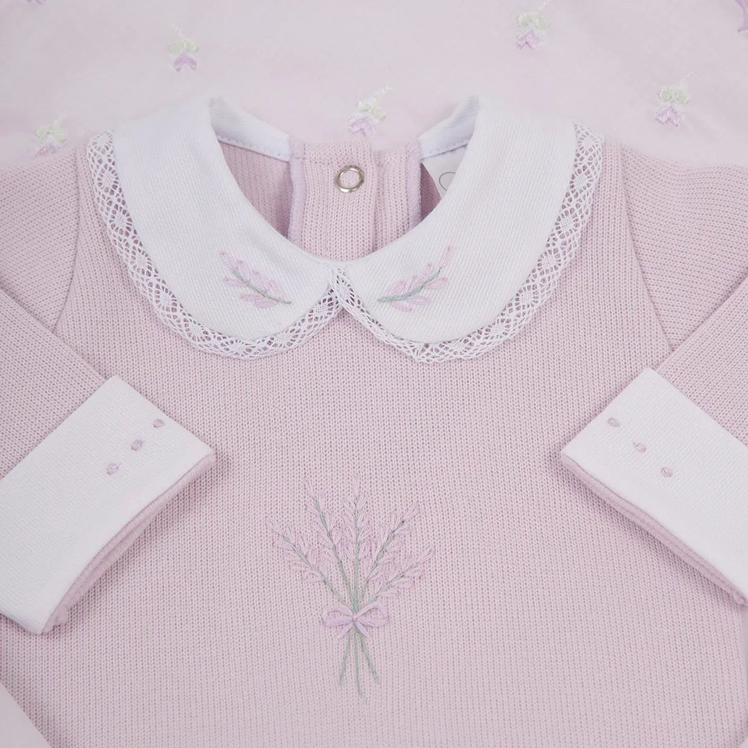 saída maternidade lavanda em algodão canelado lilás, com bordado floral no peito, gola branca delicada e manta combinando