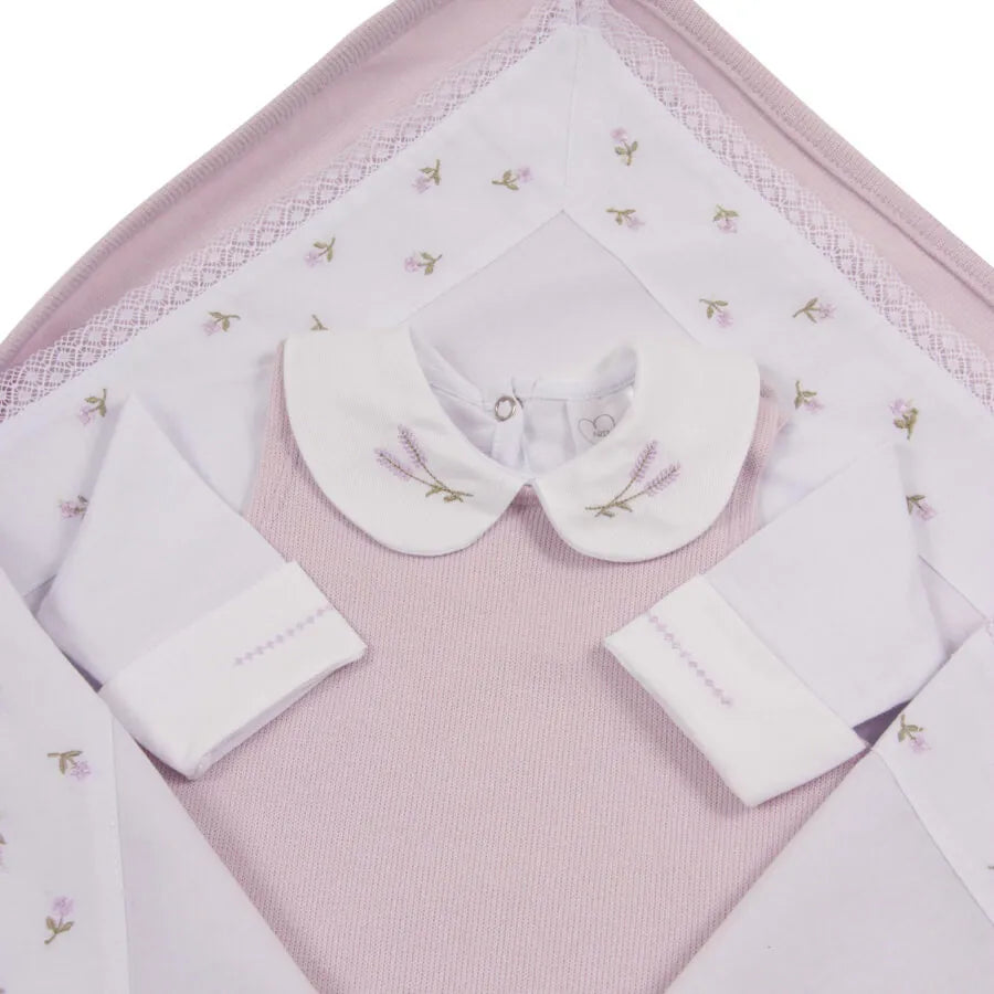 saída maternidade lavanda com macacão de ribana e body, detalhe de bordados de lavanda nas toalhinhas e touca