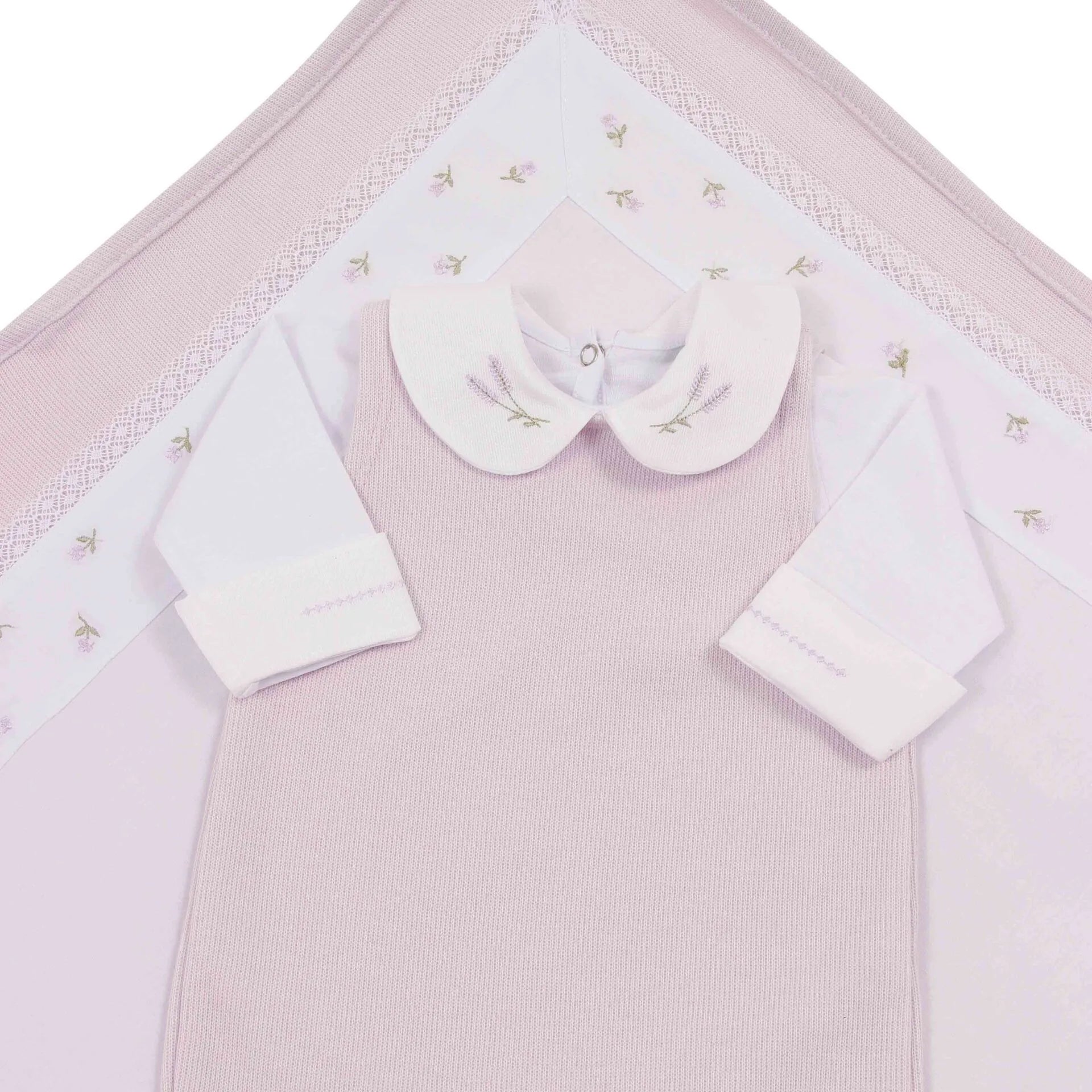 saída maternidade lavanda com macacão de ribana e body, detalhe de bordados de lavanda nas toalhinhas e touca