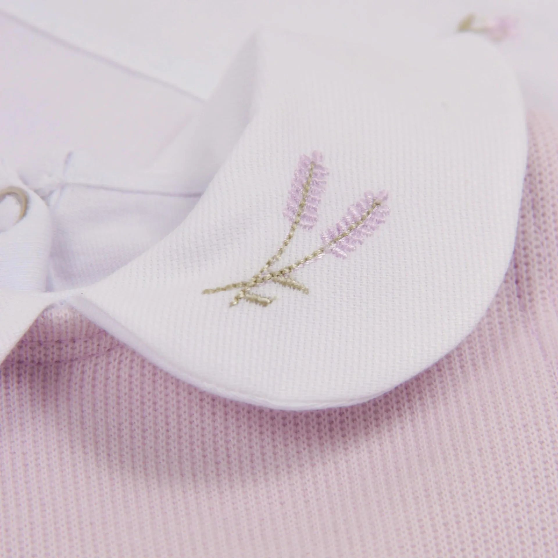 saída maternidade lavanda com macacão de ribana e body, detalhe de bordados de lavanda nas toalhinhas e touca