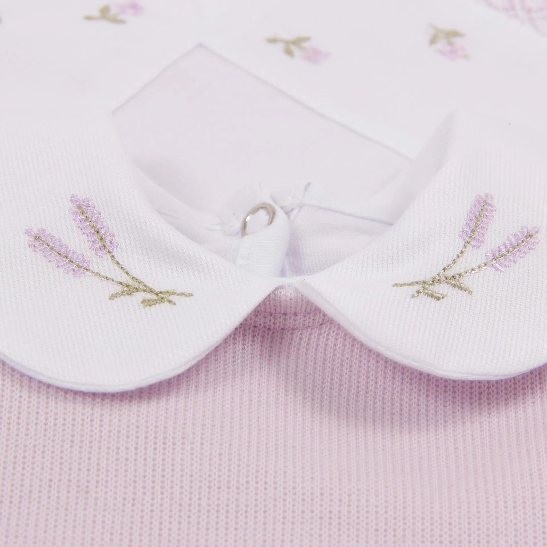 saída maternidade lavanda com macacão de ribana e body, detalhe de bordados de lavanda nas toalhinhas e touca