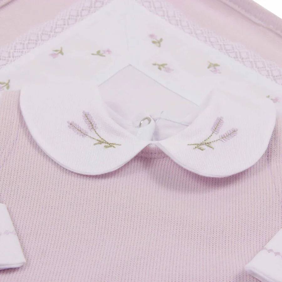 saída maternidade lavanda com macacão de ribana e body, detalhe de bordados de lavanda nas toalhinhas e touca