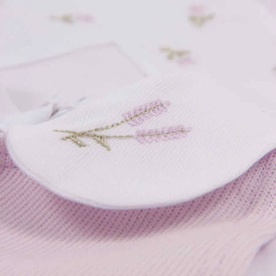 saída maternidade lavanda com macacão de ribana e body, detalhe de bordados de lavanda nas toalhinhas e touca