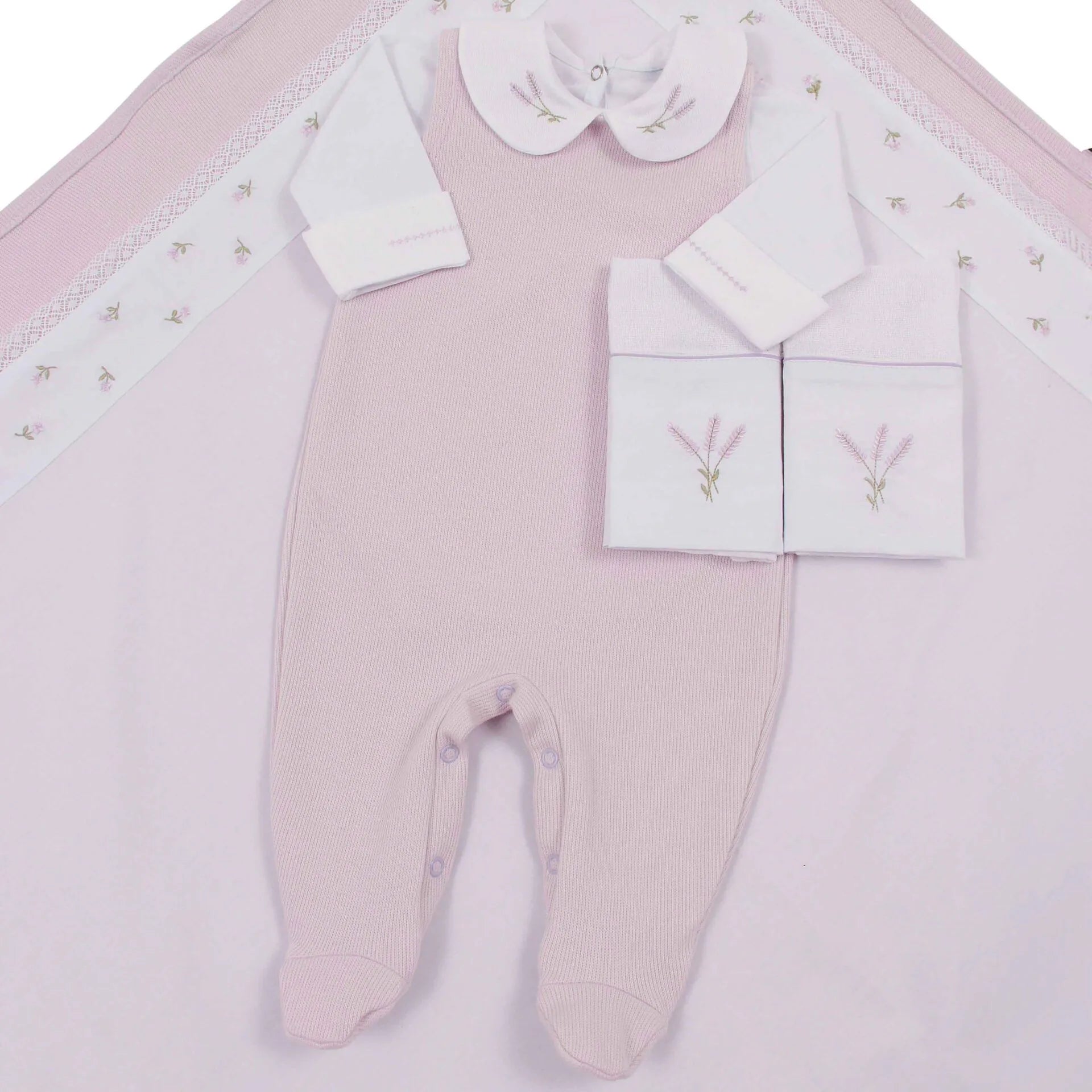 saída maternidade lavanda com macacão de ribana e body, detalhe de bordados de lavanda nas toalhinhas e touca
