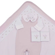 saída maternidade lavanda com macacão de ribana e body, detalhe de bordados de lavanda nas toalhinhas e touca