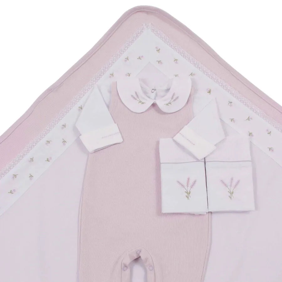 saída maternidade lavanda com macacão de ribana e body, detalhe de bordados de lavanda nas toalhinhas e touca