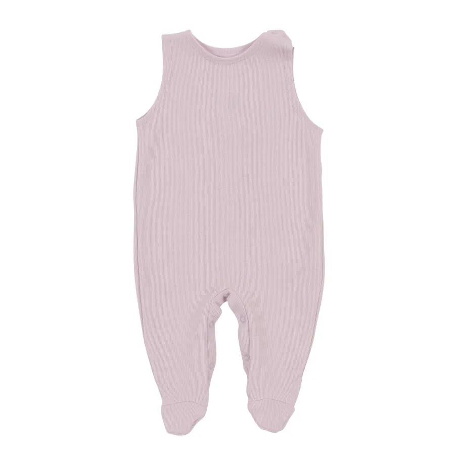 saída maternidade lavanda com macacão de ribana e body, detalhe de bordados de lavanda nas toalhinhas e touca