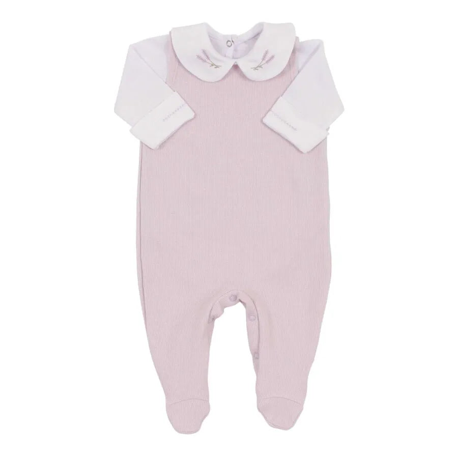 saída maternidade lavanda com macacão de ribana e body, detalhe de bordados de lavanda nas toalhinhas e touca