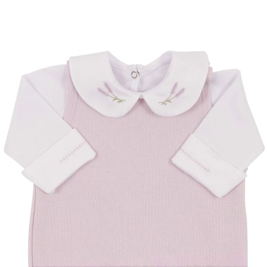 saída maternidade lavanda com macacão de ribana e body, detalhe de bordados de lavanda nas toalhinhas e touca