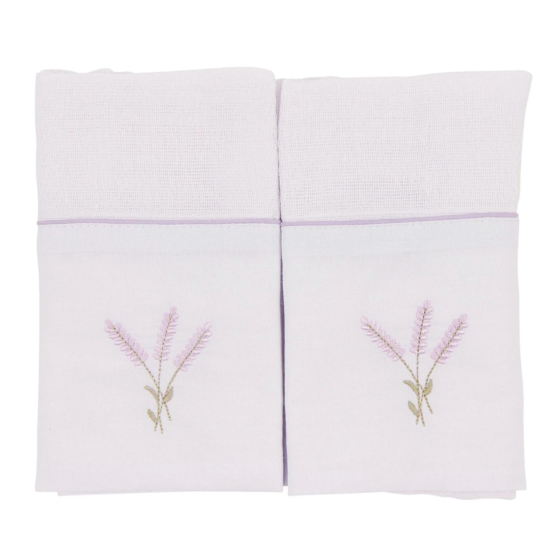 saída maternidade lavanda com macacão de ribana e body, detalhe de bordados de lavanda nas toalhinhas e touca