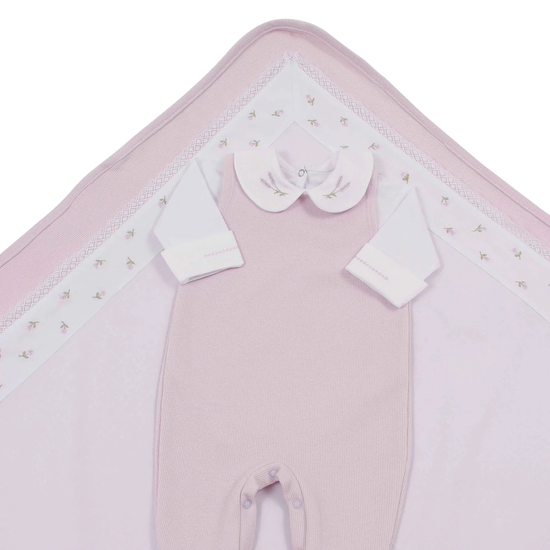 saída maternidade lavanda com macacão de ribana e body, detalhe de bordados de lavanda nas toalhinhas e touca