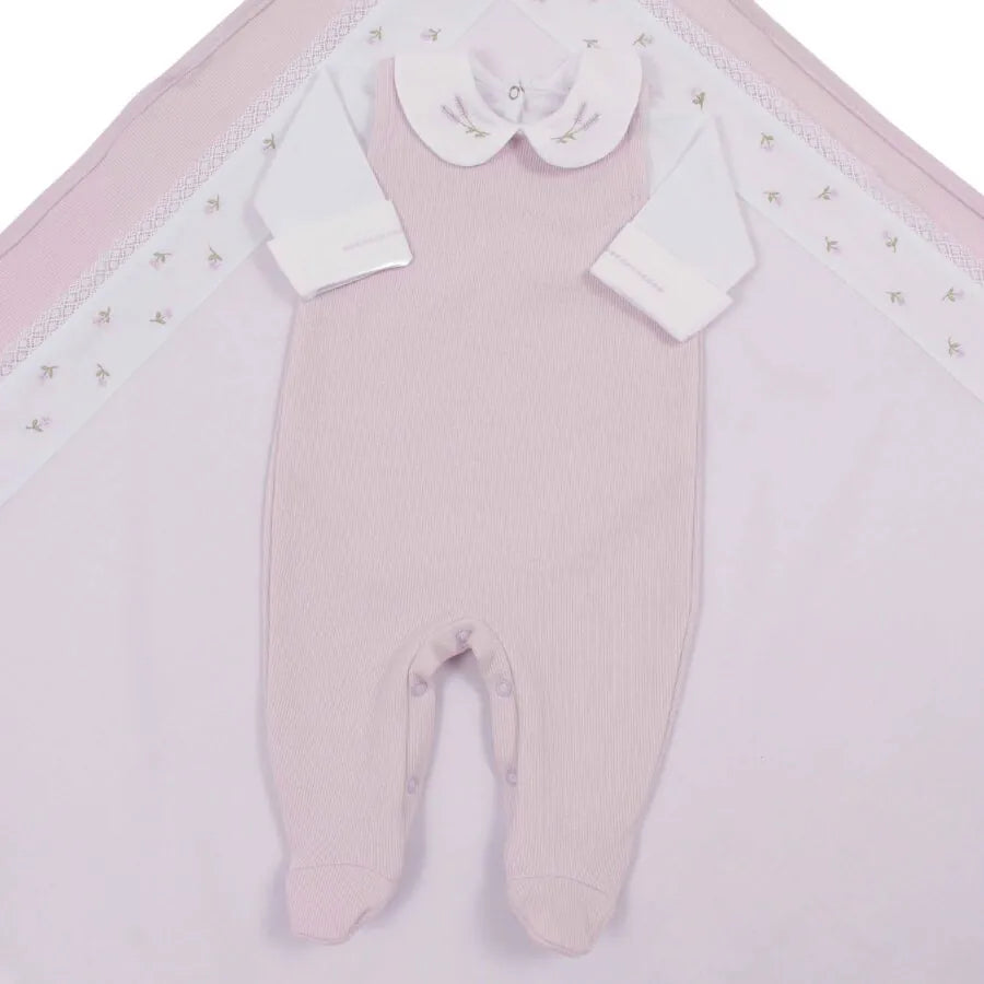 saída maternidade lavanda com macacão de ribana e body, detalhe de bordados de lavanda nas toalhinhas e touca