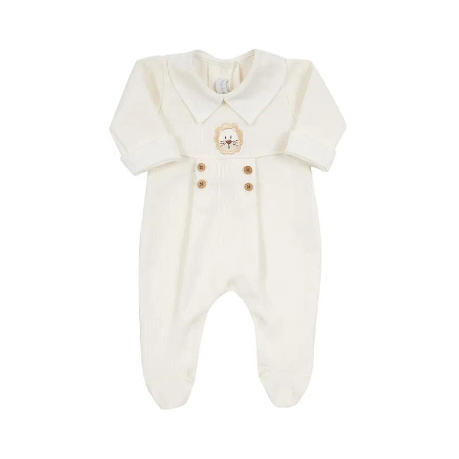 saída maternidade leão off-white com macacão e manta de tricot, detalhe de leão bordado e botões de madeira