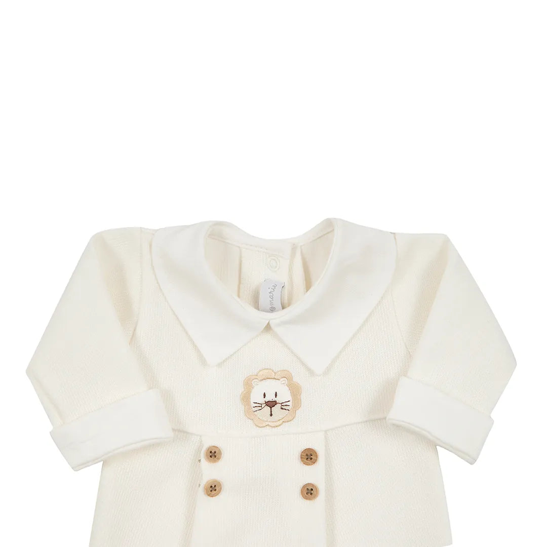 saída maternidade leão off-white com macacão e manta de tricot, detalhe de leão bordado e botões de madeira