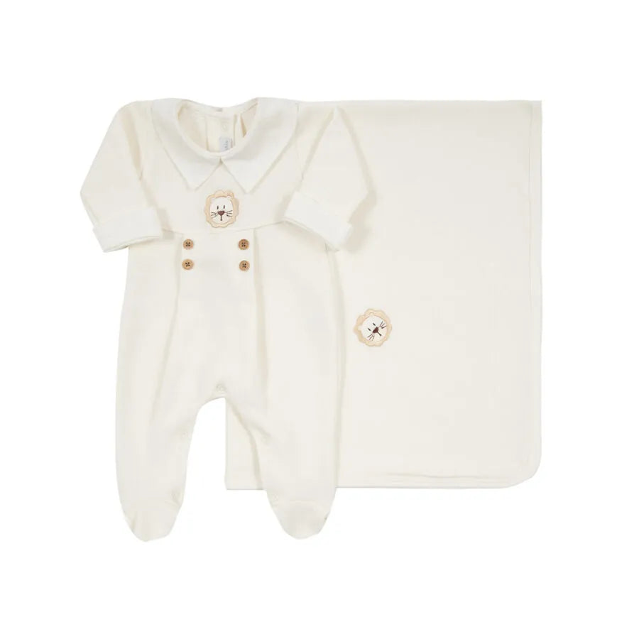 saída maternidade leão off-white com macacão e manta de tricot, detalhe de leão bordado e botões de madeira